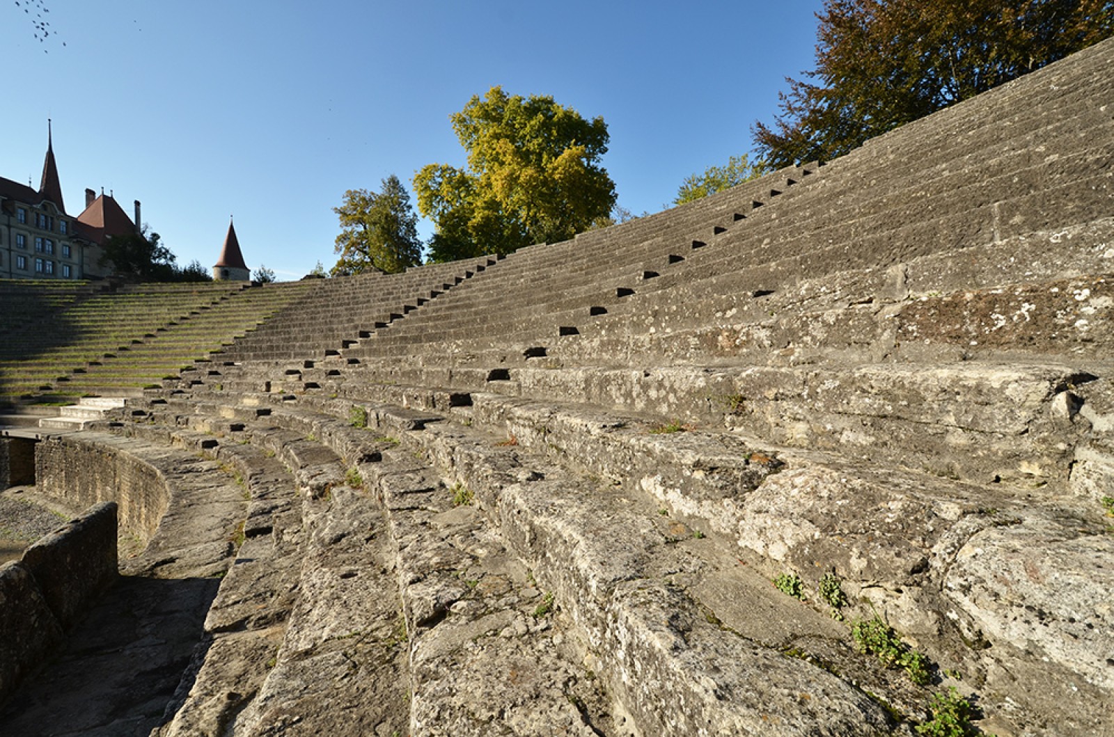 Gradins en pierre d’origine; au second plan, gradins en pierre et en béton ajoutés lors des restaurations. Photo P. Lutz