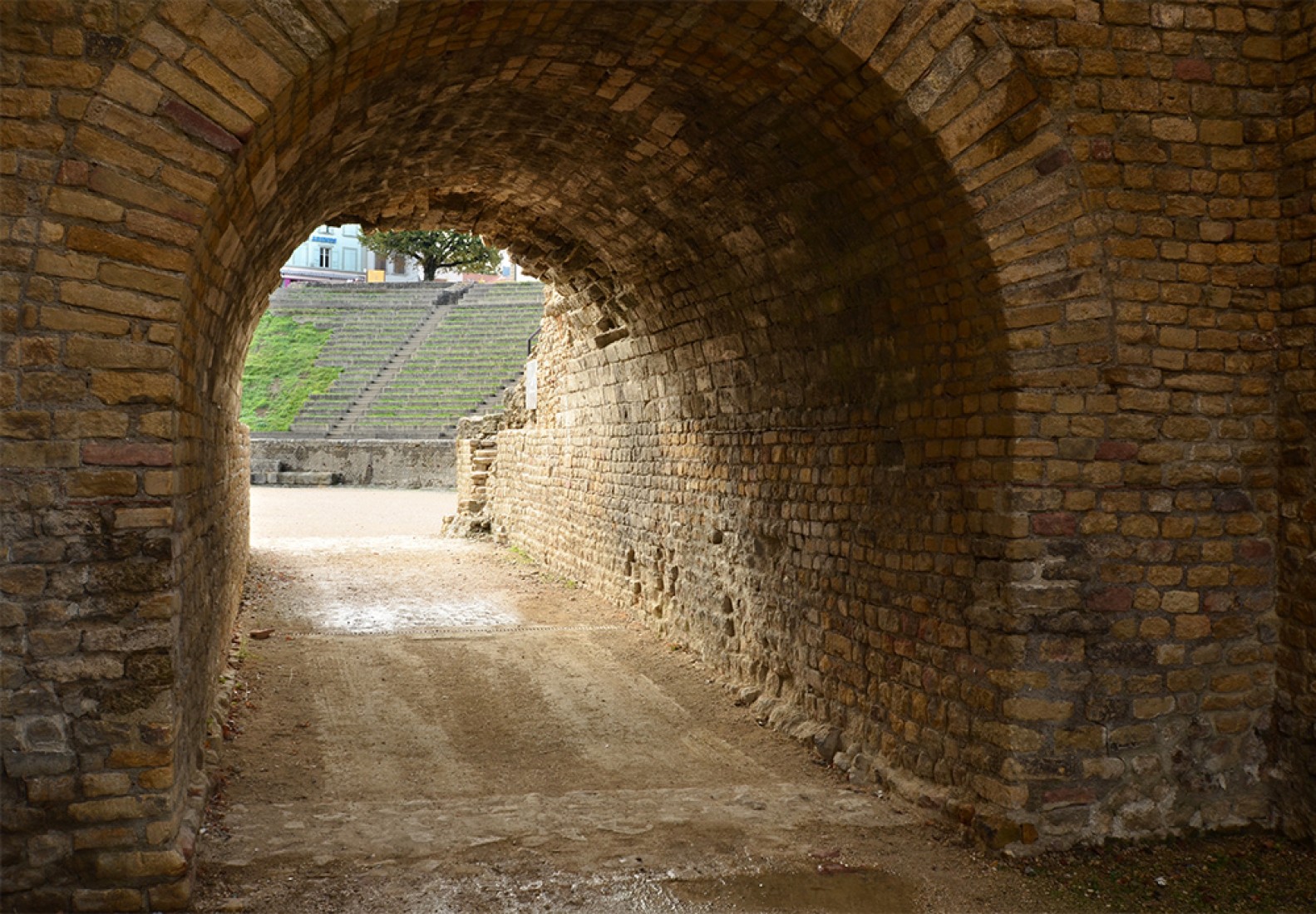 Passage nord menant à l'époque romaine au premier rang de gradins, et de nos jours à l'arène. Photo P. Lutz