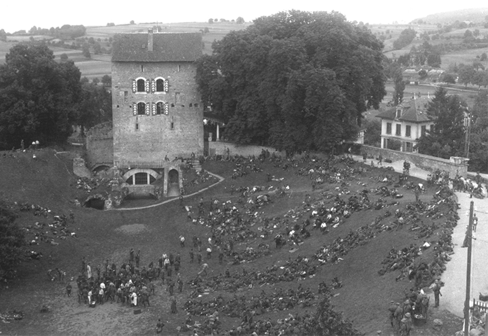 Rassemblement de soldats internés français dans l'amphithéâtre le 22 juin 1940