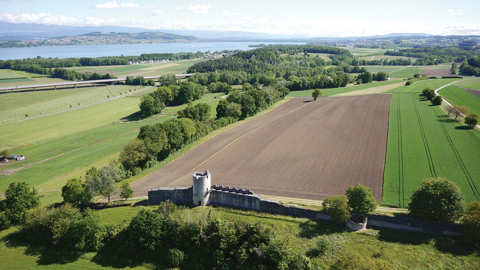 Vue du mur d'enceinte et de la tour de la Tornallaz en direction du lac de Morat