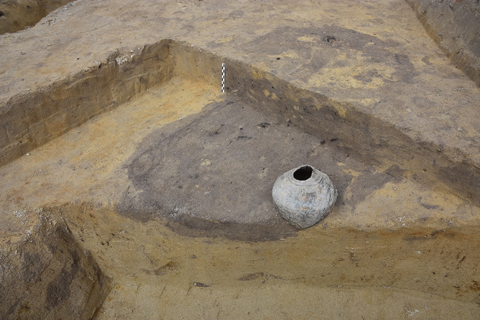 Inhumation (petit coffre) de l'époque gauloise avec offrande en céramique