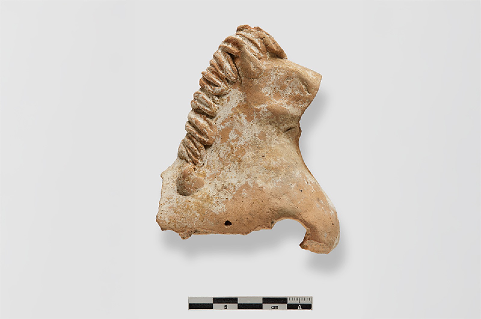 Fragment d'un cheval miniature à roulette en argile cuite