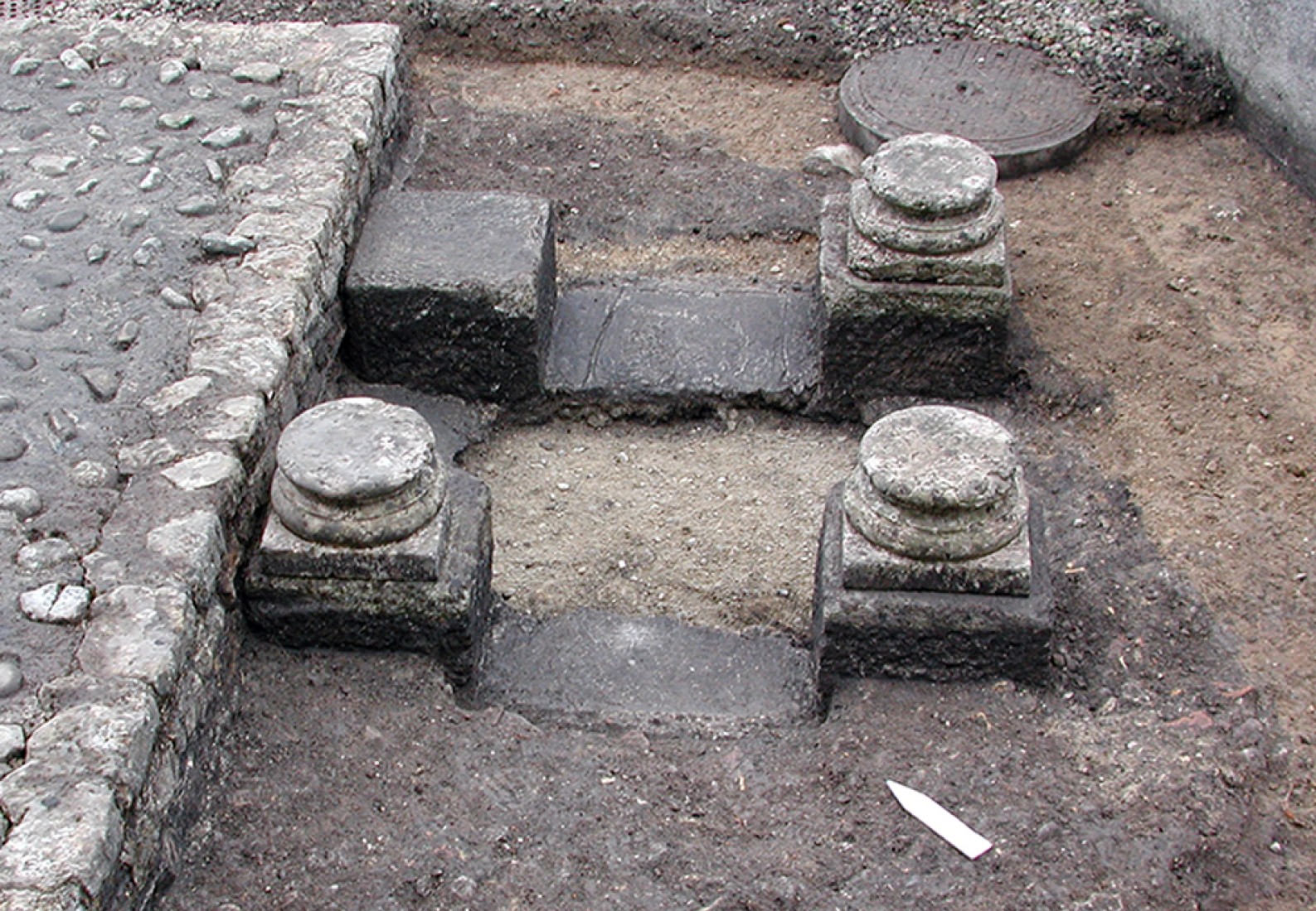 Détail des bases de colonne qui soutenaient à l'origine une sorte de toit ou de baldaquin de pierre