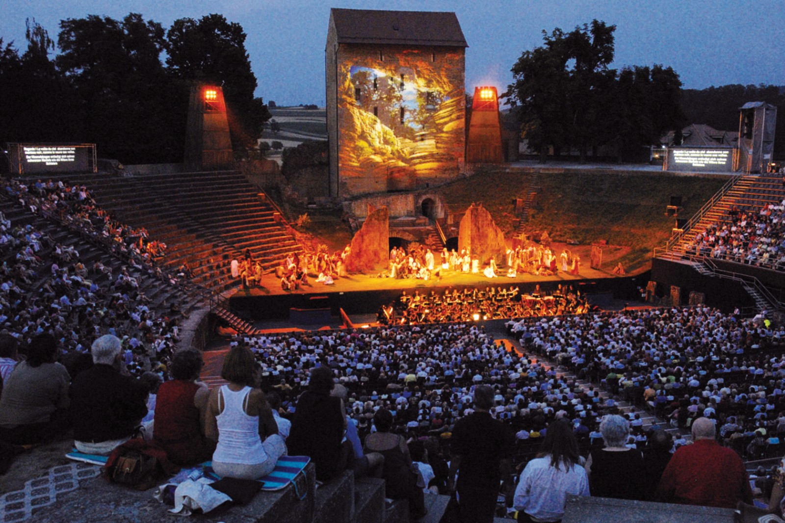Depuis les années 1990, l'amphithéâtre accueille des spectacles, ici le Festival d'opéra. Photo Avenches opéra