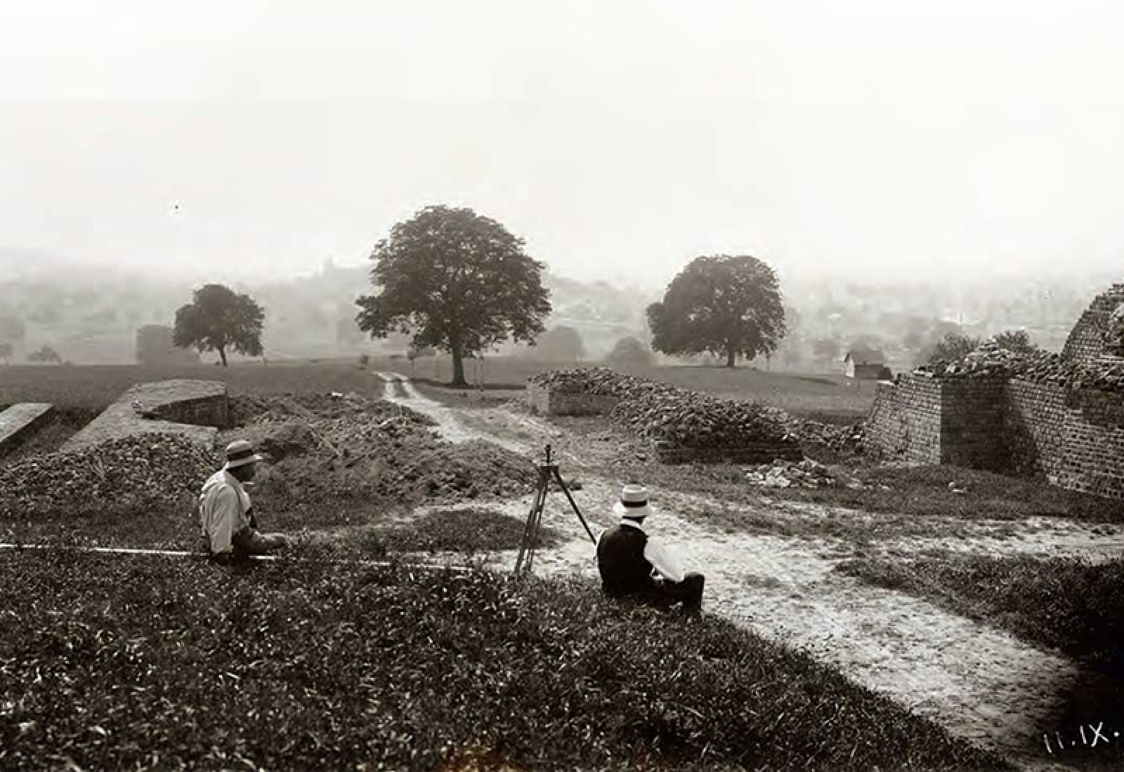 En 1917 se déroulent conjointement des fouilles et des travaux de reconstruction des maçonneries