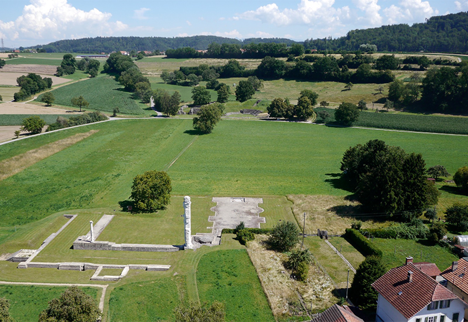 Le marquage au sol de l'aire dallée de la très vaste cour intérieure met en évidence l'axialité temple - théâtre. Photo NVP3D
