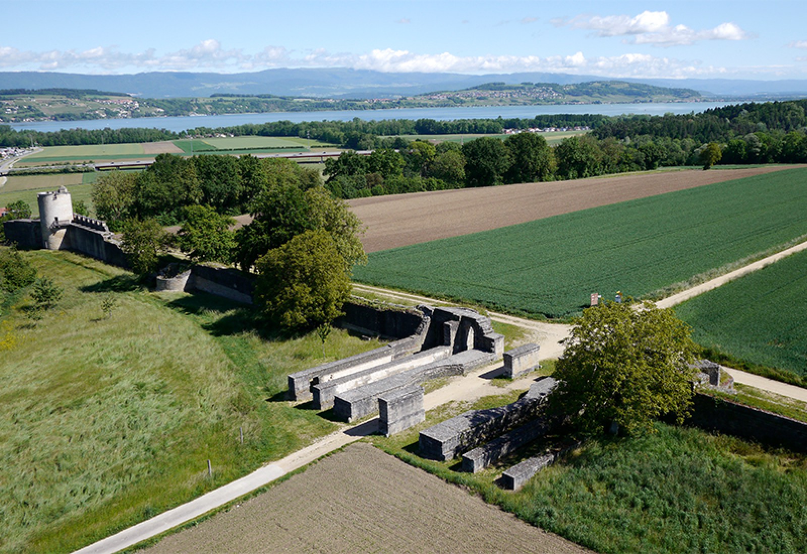 Vue aérienne en direction du Mont Vully de la porte de l'Est, du mur d'enceinte et de la tour de la Tornallaz. Photo NVP3D
