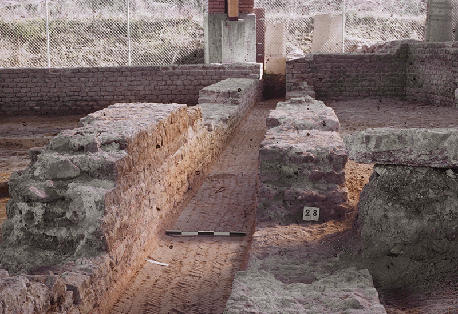 Un aqueduc, qui servait à alimenter des grands réservoirs installés plus au nord, traversait le frigidarium en sous-sol
