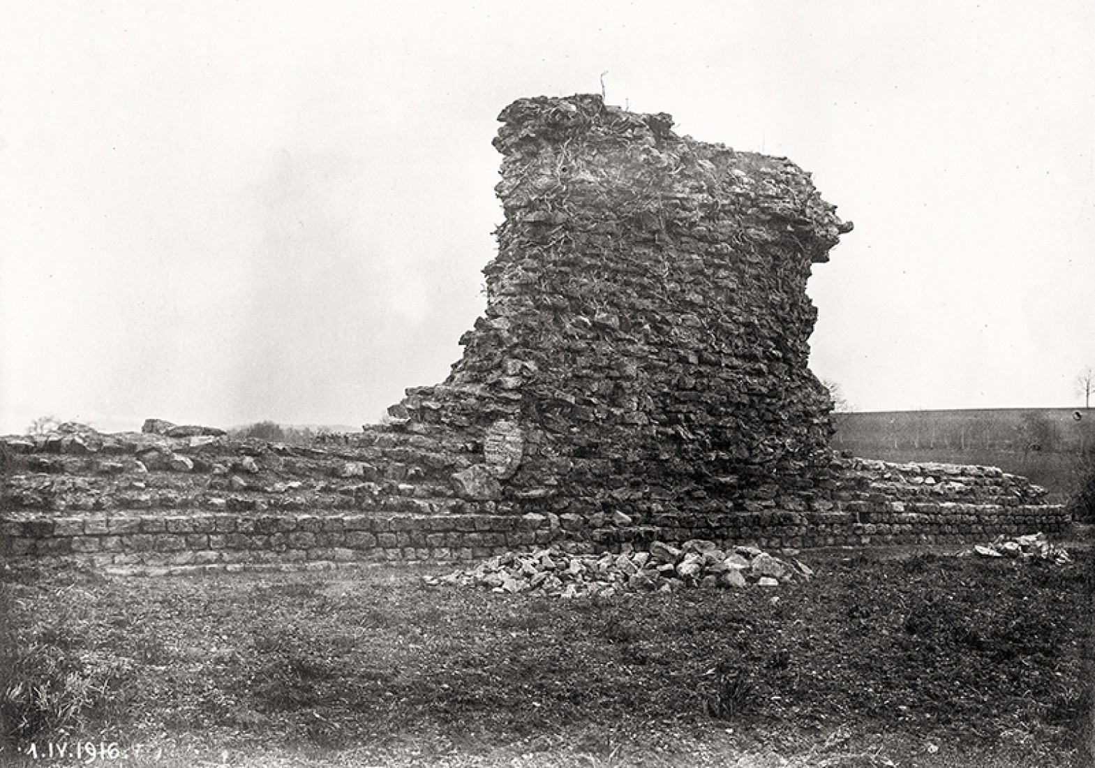 Le mauvais état de conservation de la muraille a suscité des fouilles et des restaurations dès le début du 20e s.