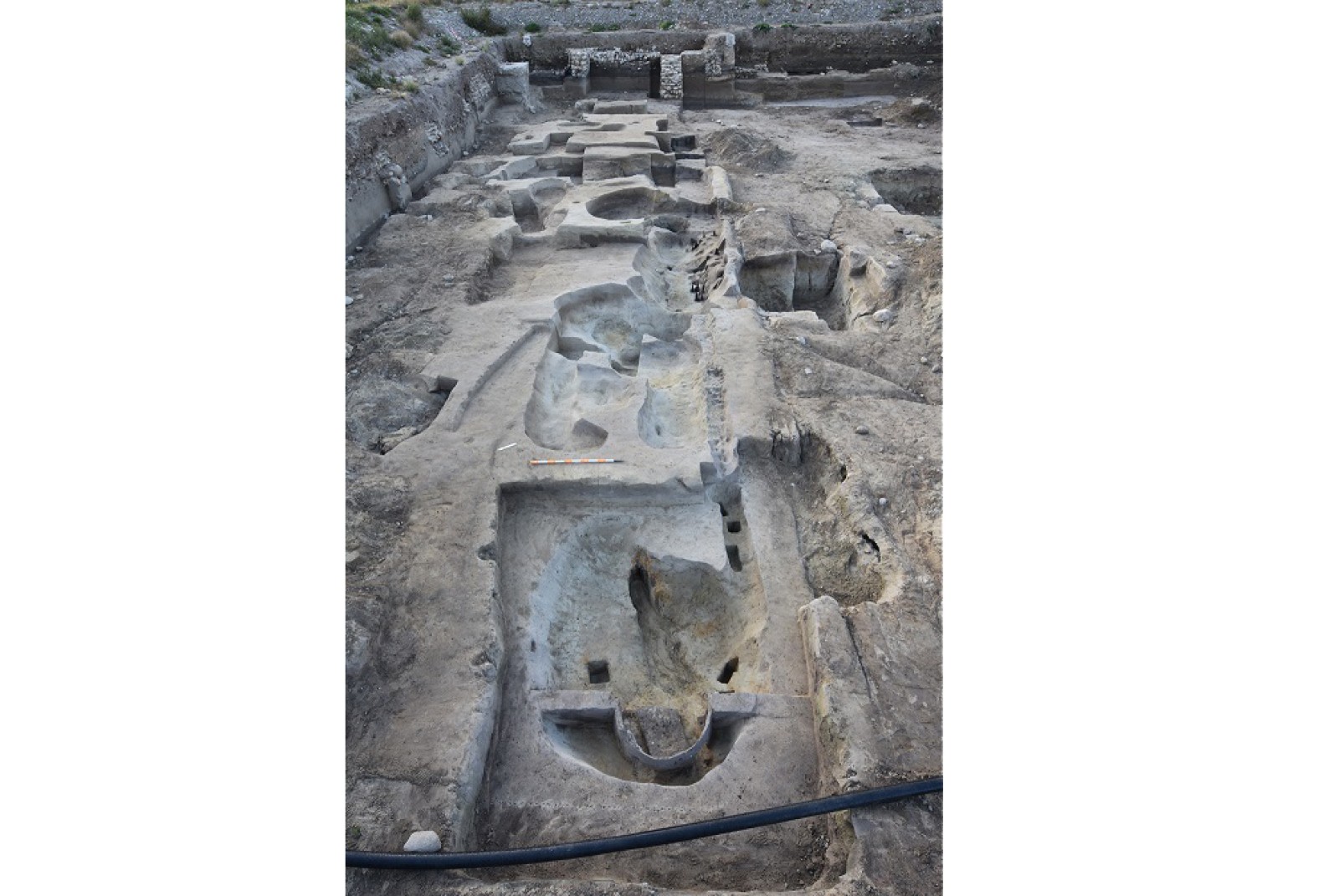 Zone artisanale: système complexe de cuves et de fosses alignées sur un axe et en paliers successifs