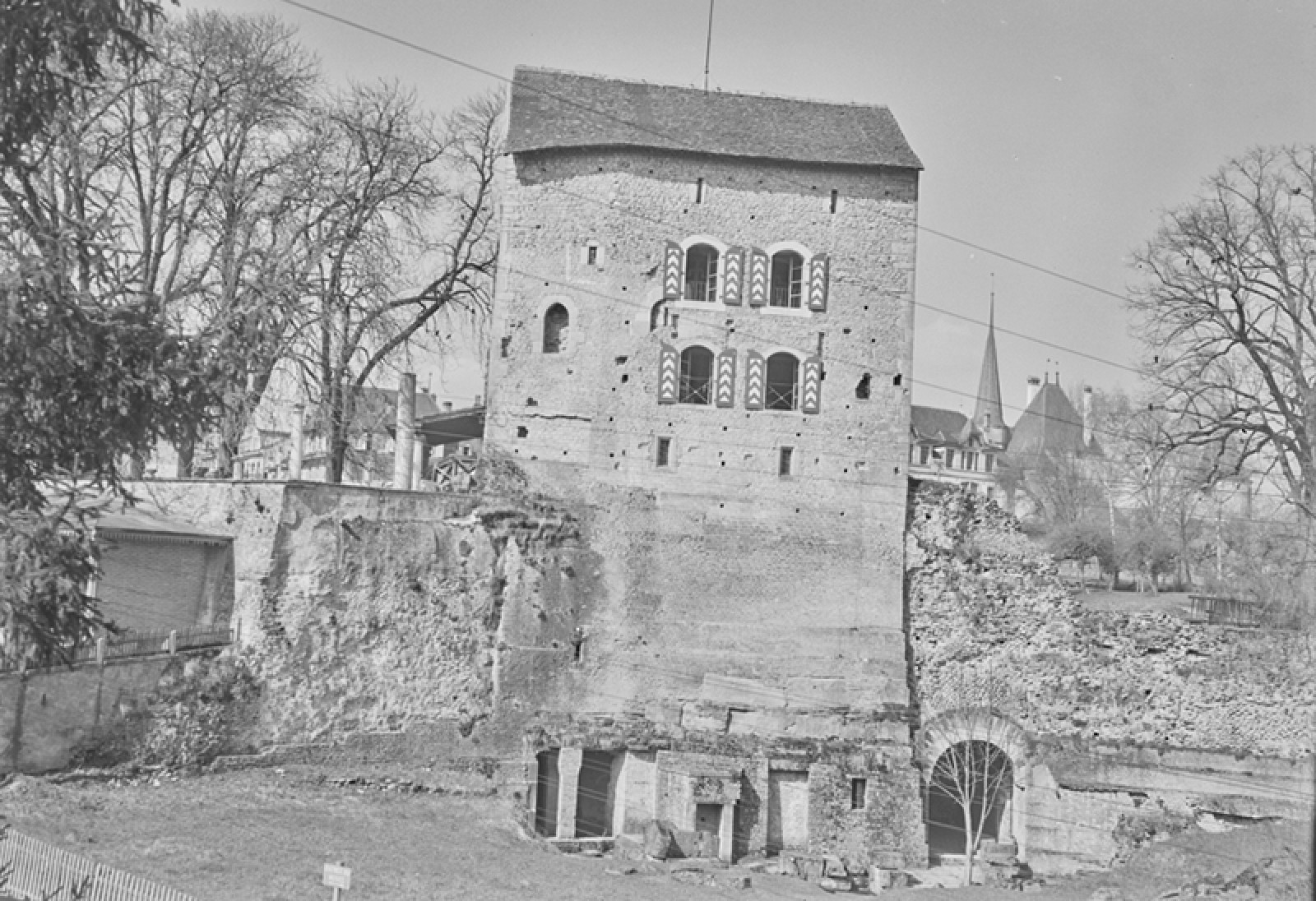 La tour médiévale pendant les travaux de dégagement de l'entrée principale de l'amphithéâtre, coté Rafour, en 1940