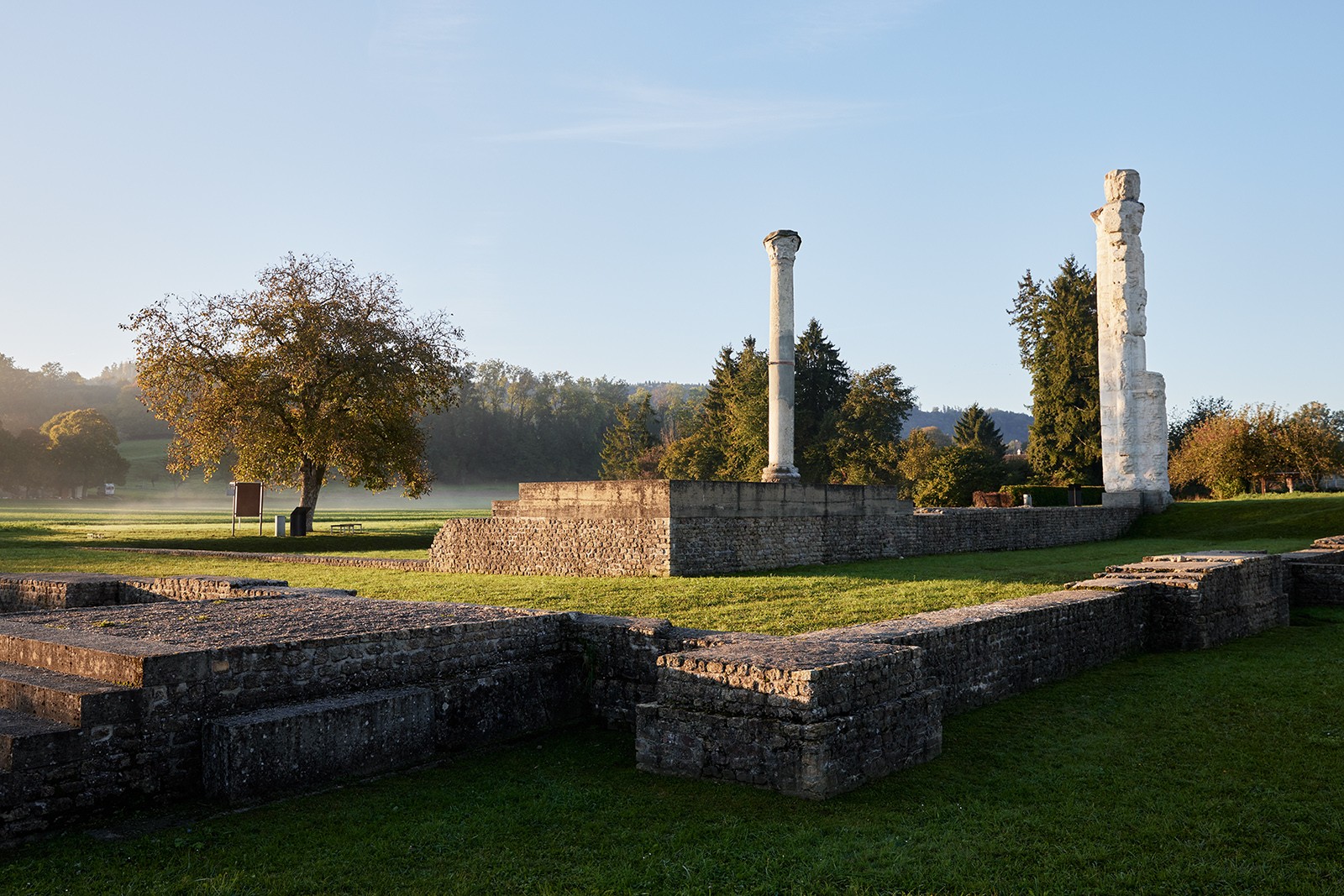 Vue du podium sur lequel se dressaient le temple et le vaste portique à colonnade