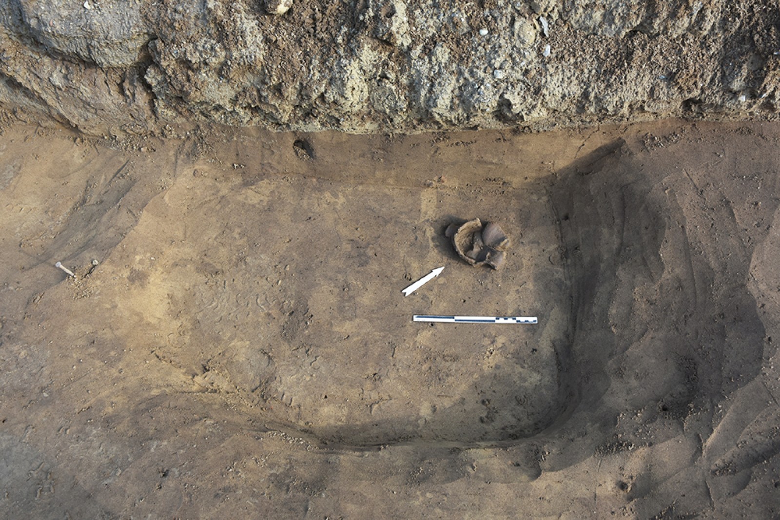 La fosse St 8 contenait une petite bouteille en céramique peinte, ainsi qu'un ensemble d'objets en métal (image suivante)