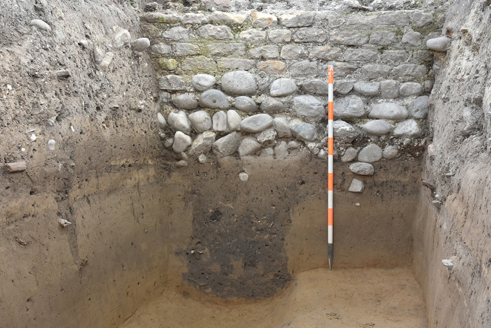 Fossé de la première phase d'occupation visible sous une maçonnerie romaine