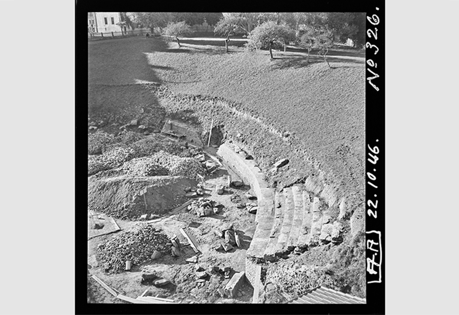 Dégagement des gradins en pierre en 1946
