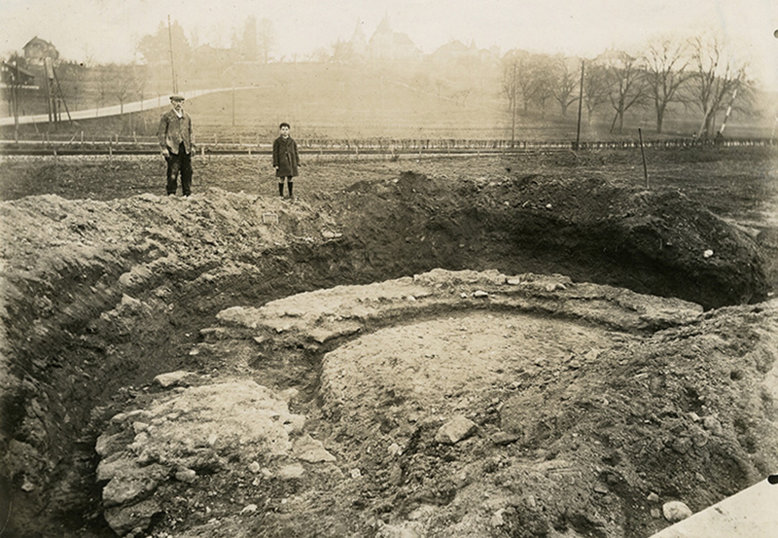 Fouille de la tour T22 en 1926. Seules les fondations en forme de fer à cheval sont conservées