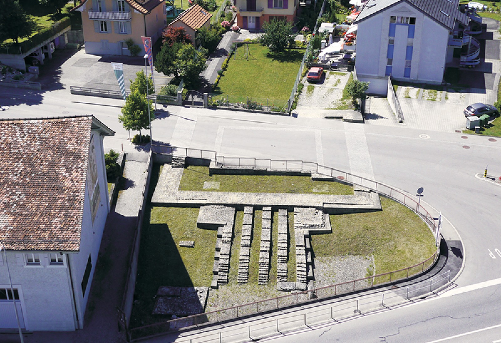 Le plan complet du temple apparaît grâce aux fondations restaurées et au marquage en surface de la route. Photo NVP3D