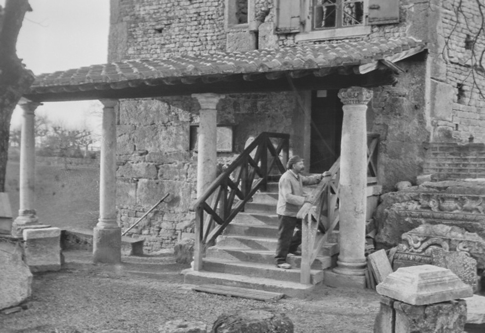 L'entrée de la tour médiévale qui abrite le musée, en 1919