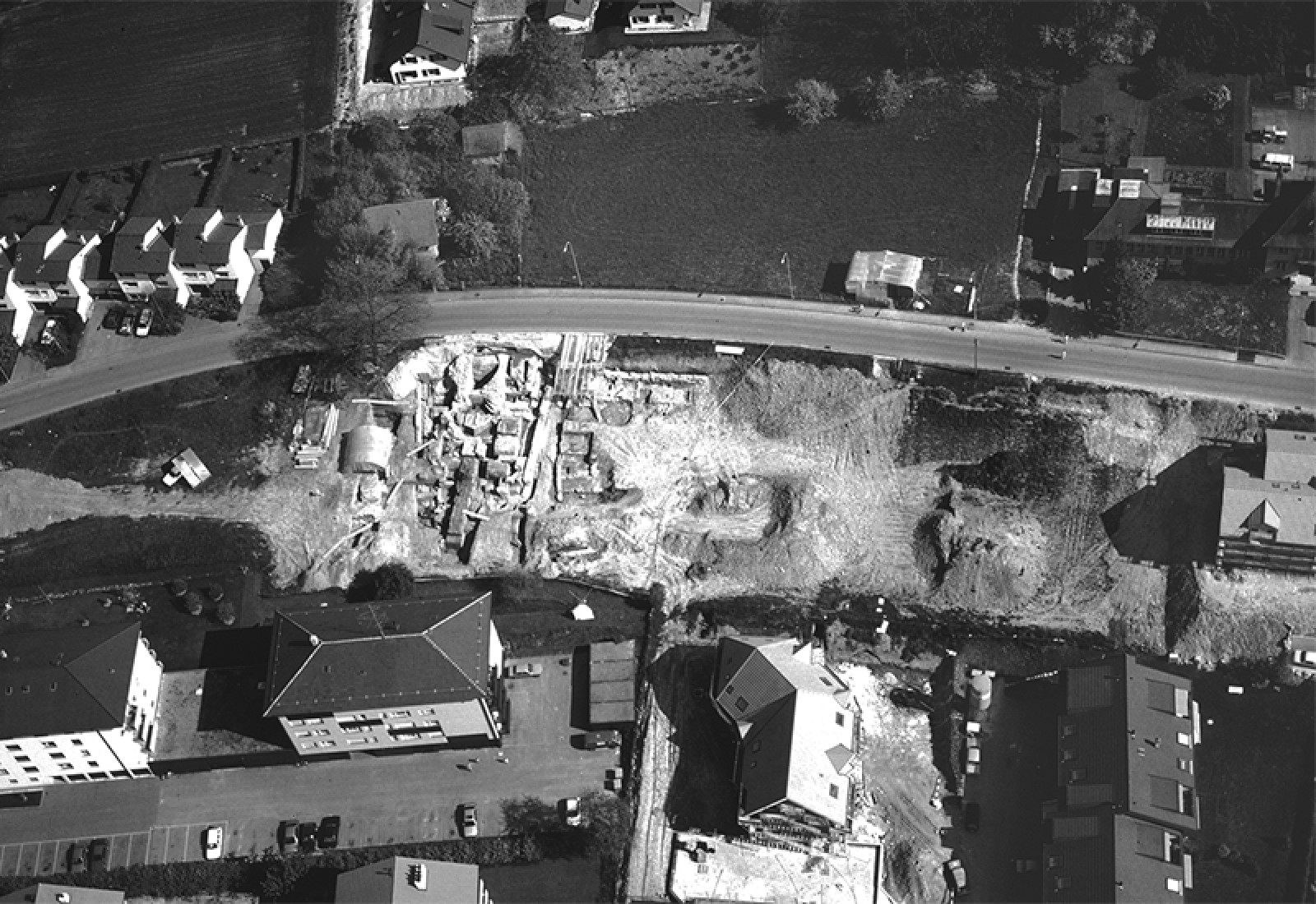 Vue aérienne des fouilles de 1989 sur le secteur de l'aile thermale située au pied de l'actuelle rue du Pavé