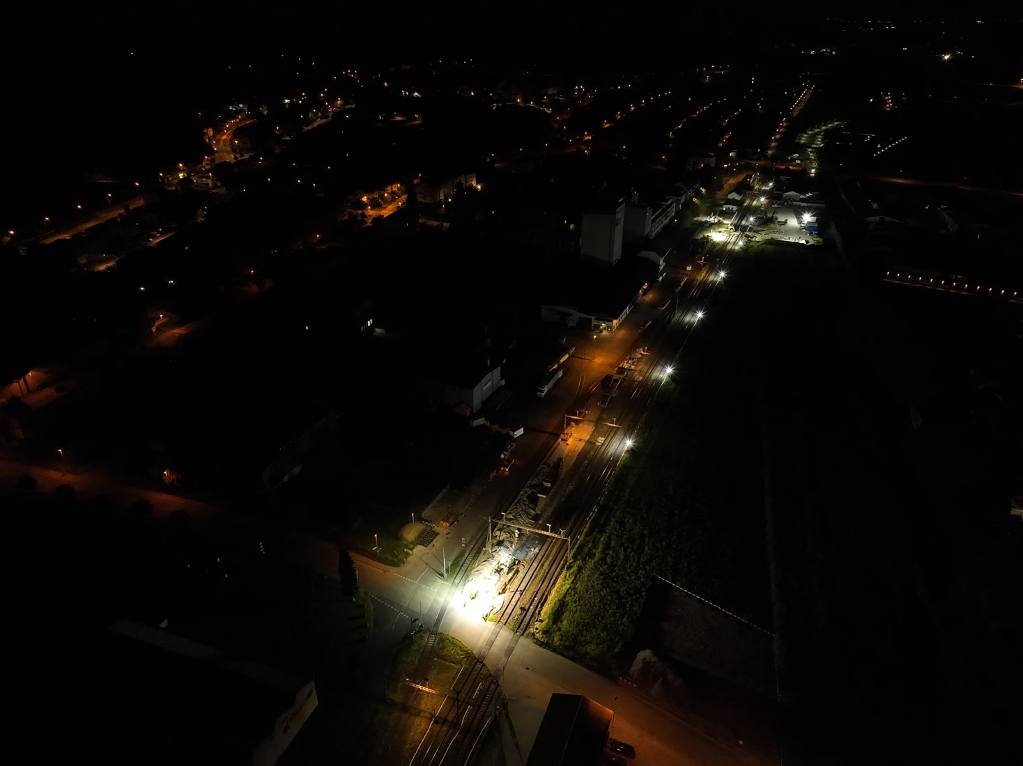 De nuit les travaux se font à la lumière des projecteurs