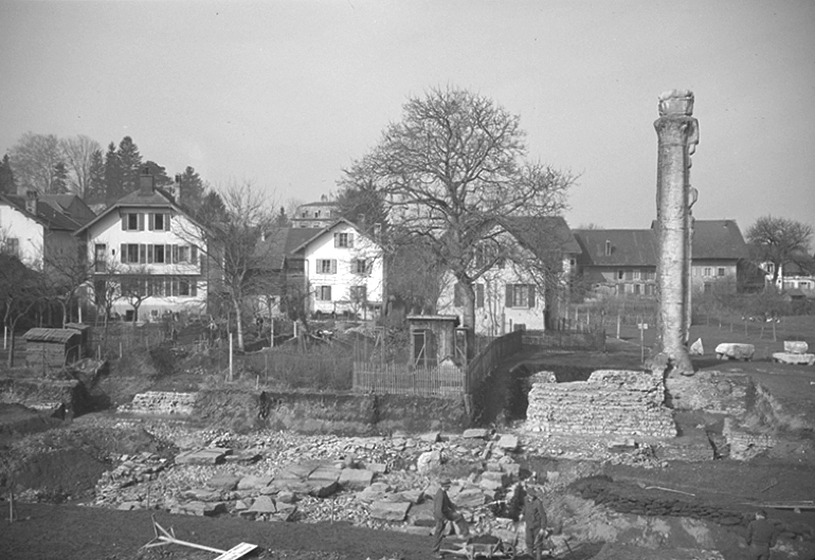 Fouilles en 1938 de l'aire dallée et du podium sur lequel s'élève la colonne du Cigognier