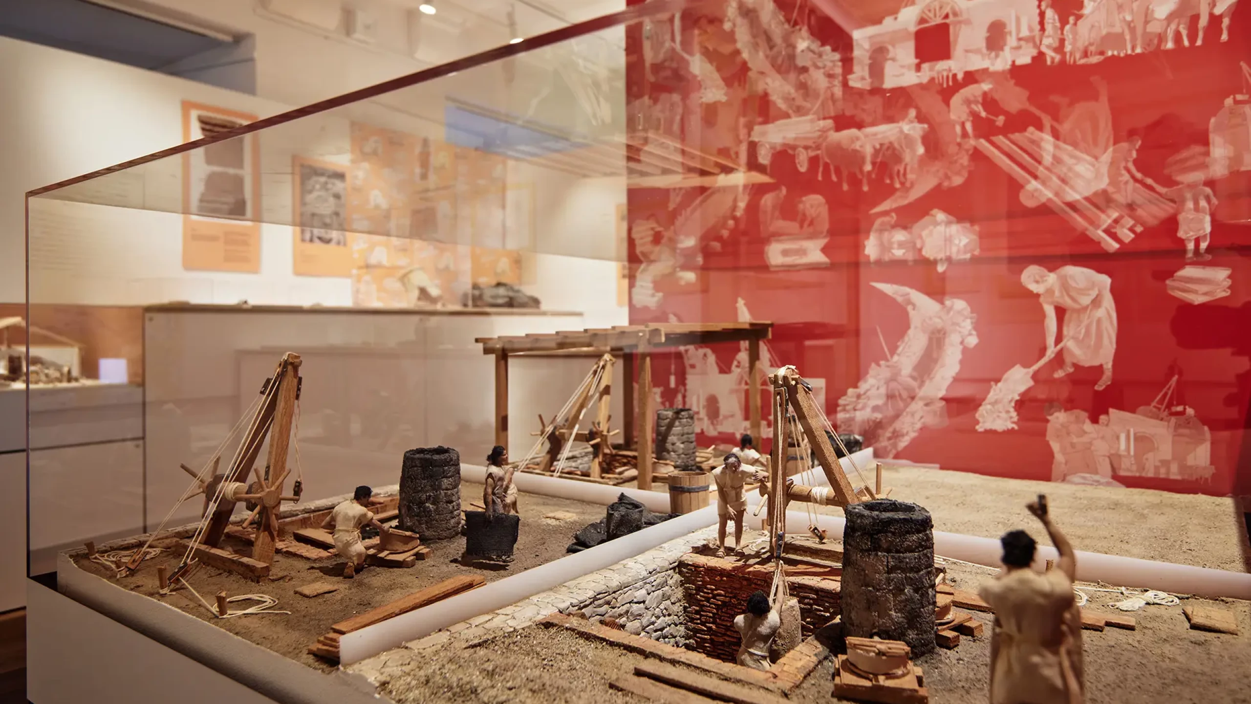 Vue de l'exposition temporaire (salle d'expo, maquette au premier plan)