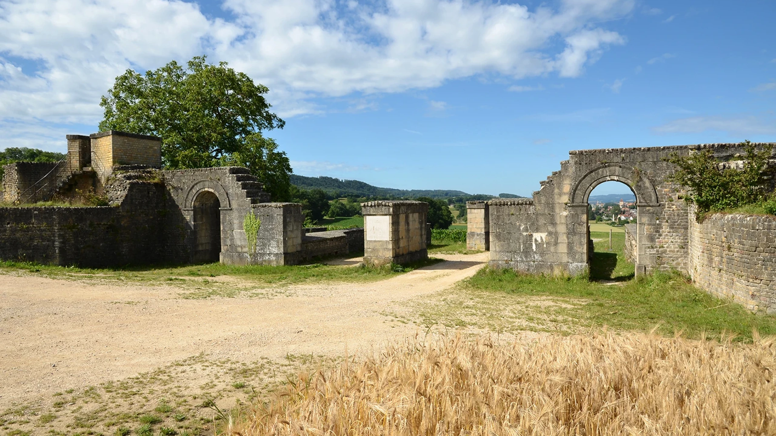 Vue des vestiges de la monumentale porte de l'Est d'Aventicum