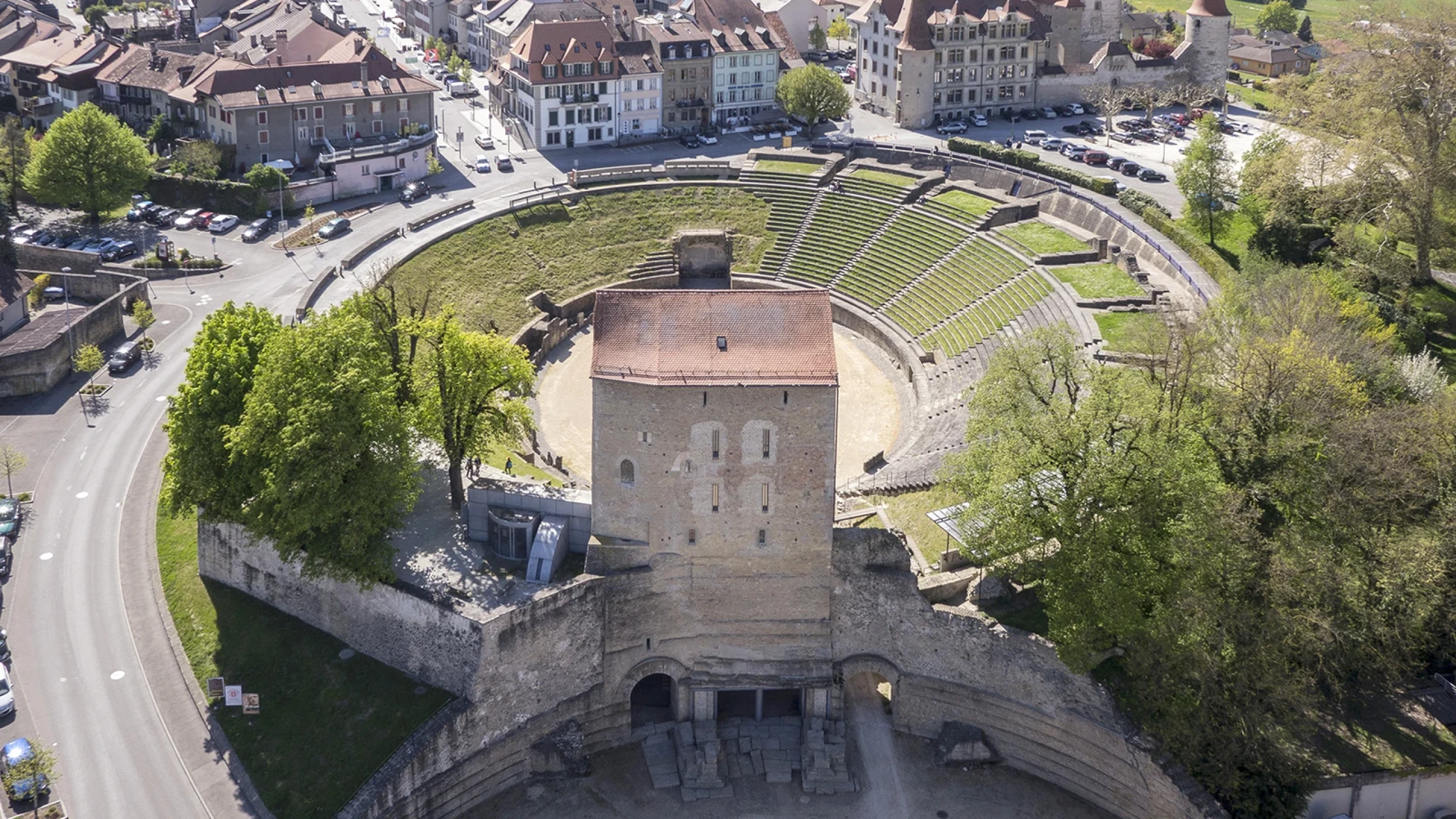 Vue aérienne de l'amphithéâtre romain et de la tour qui abrite le musée