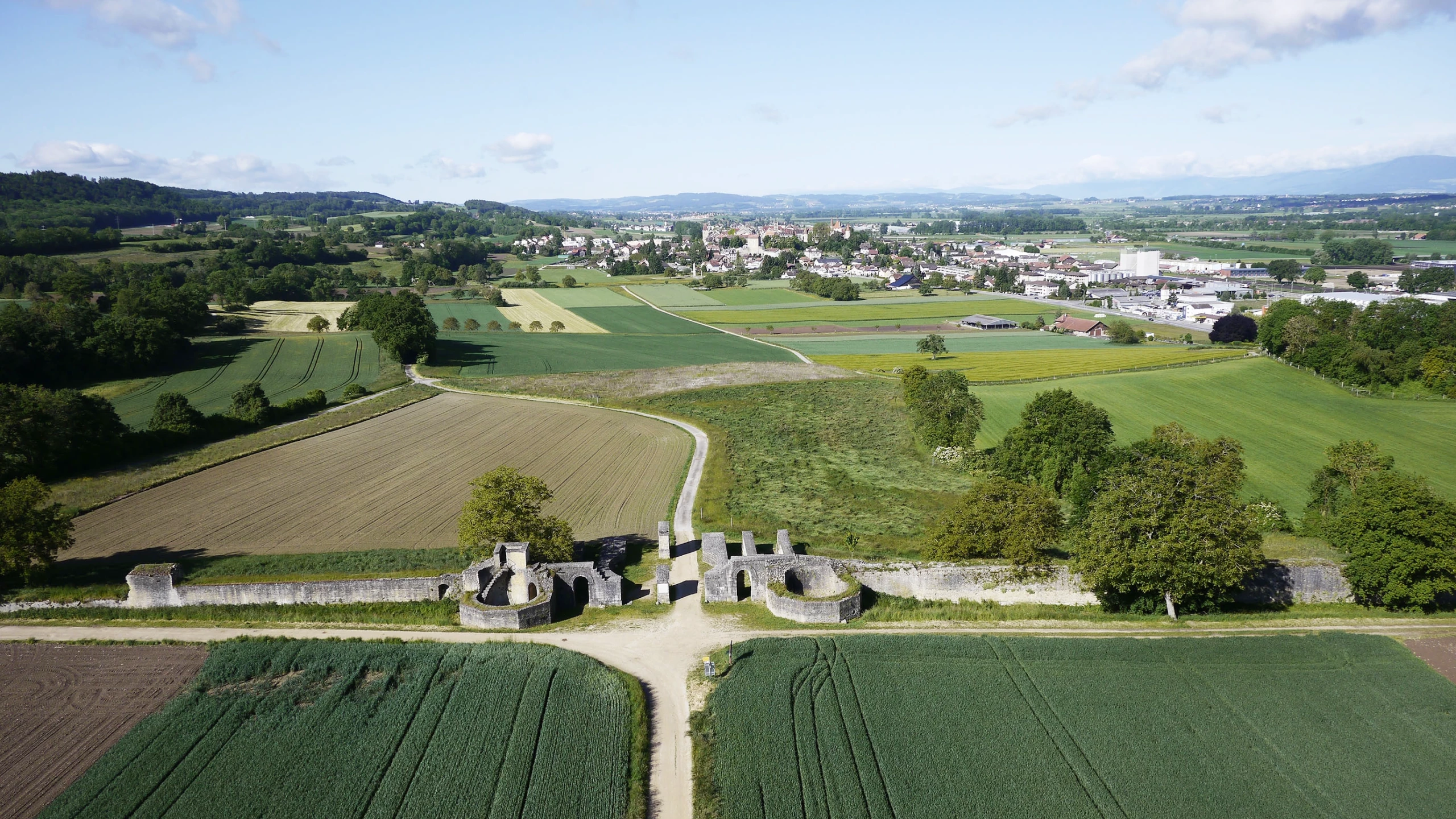 Vue des vestiges de la porte de l'Est, Avenches en arrière-plan
