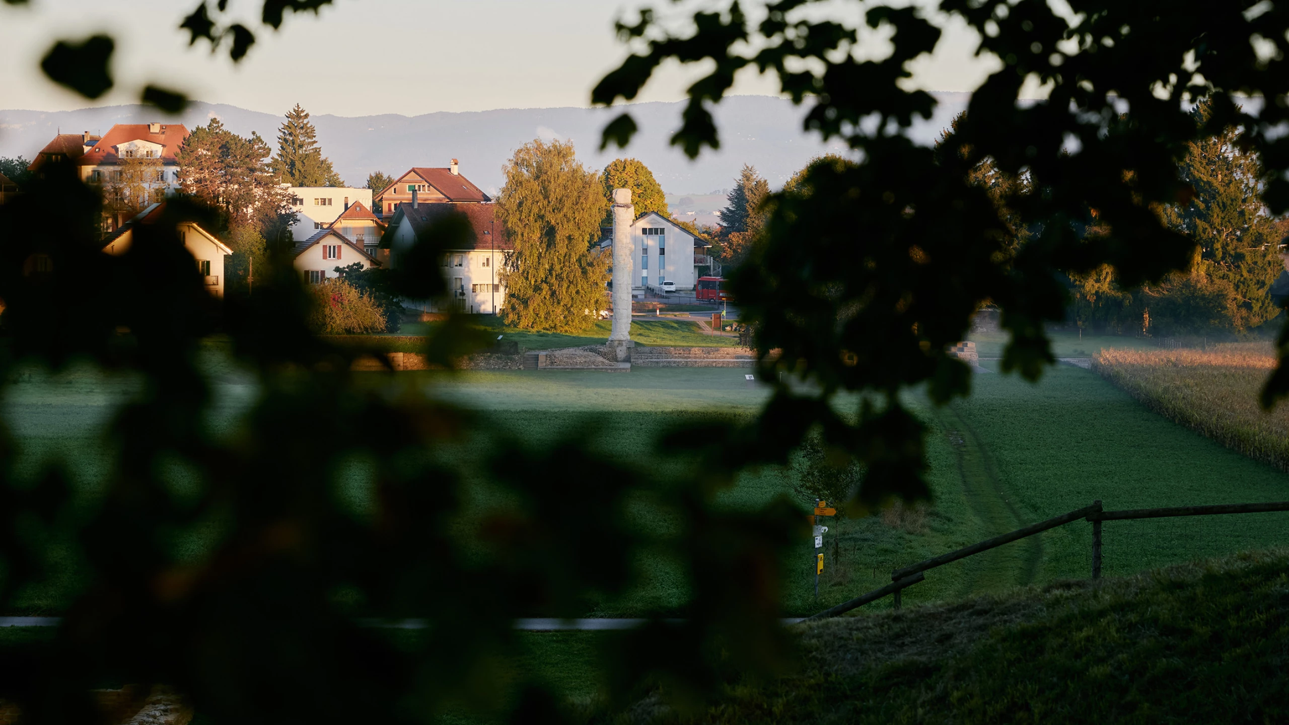 Vue de la colonne du Cigognier depuis le théâtre antique