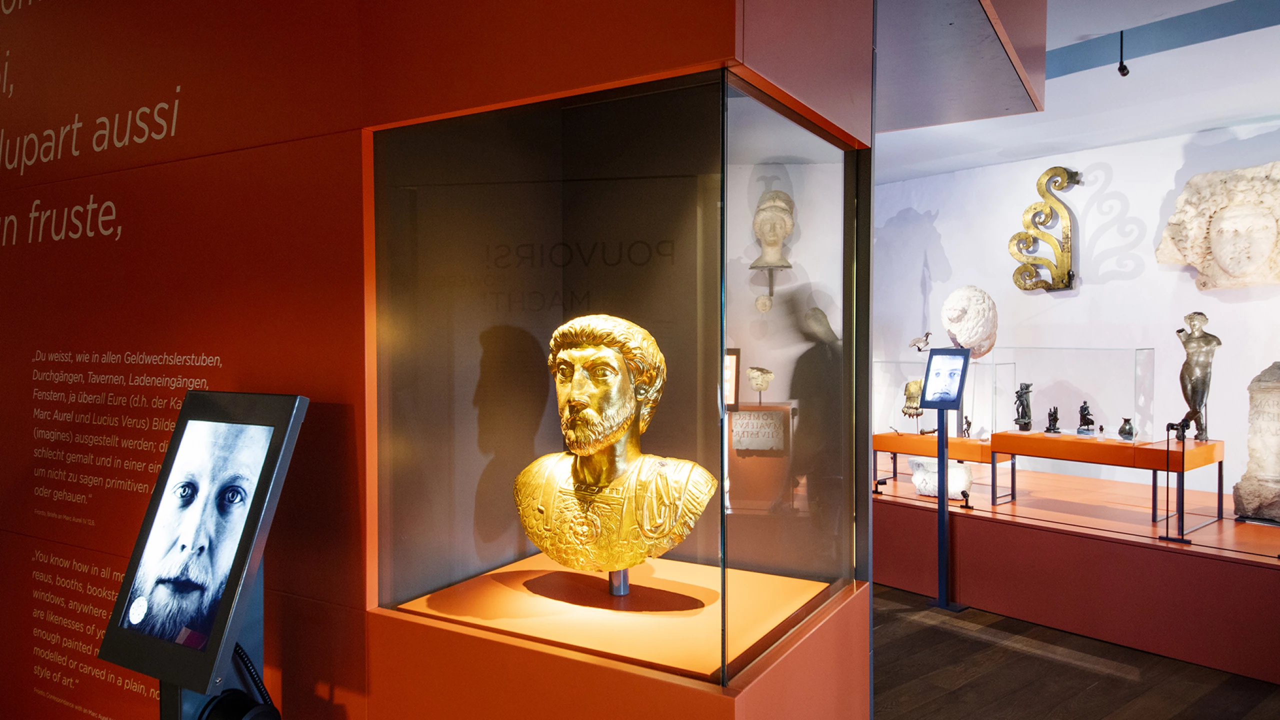 Salle du Musée, vitrine avec le buste impérial en or