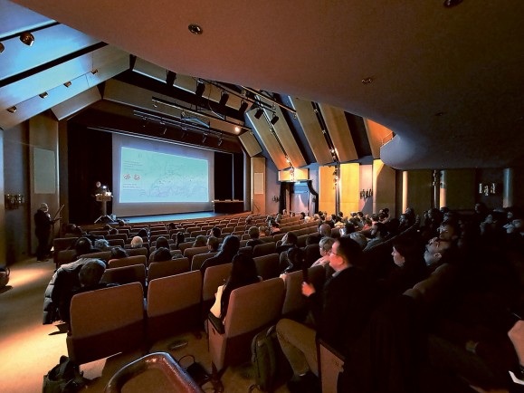 Conférence dans la salle du Théâtre du Château