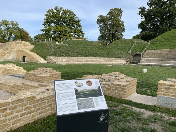 Vestiges du théâtre romain d'Avenches; au premier plan, un nouveau panneau