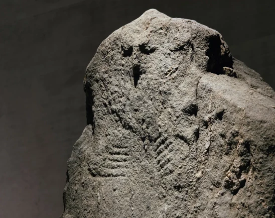 Visage du menhir anthropomorphe de Bevaix présenté au Laténium