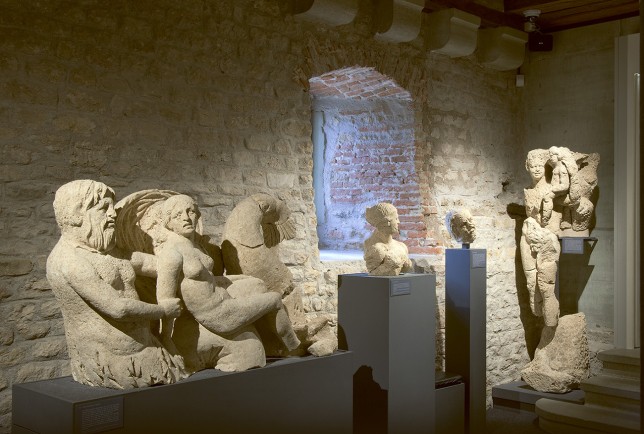 Vue d'un fragment de décor sculpé antique