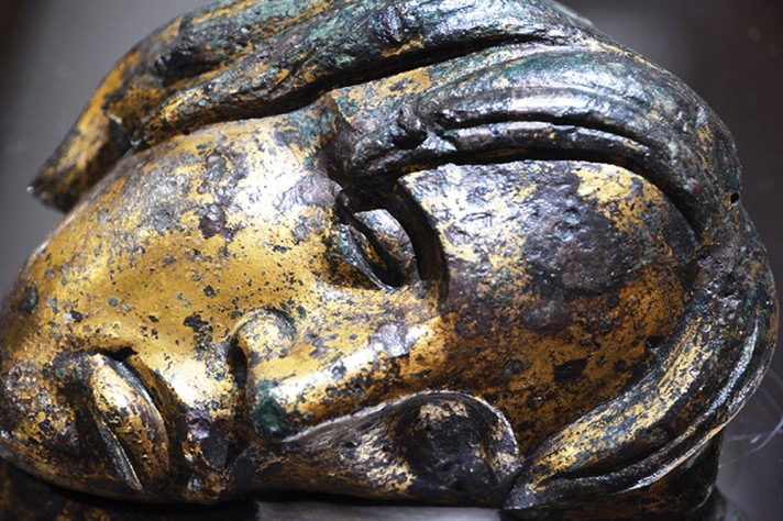 Tête d'un guerrier celte mort en bronze doré. Photo P. Lutz