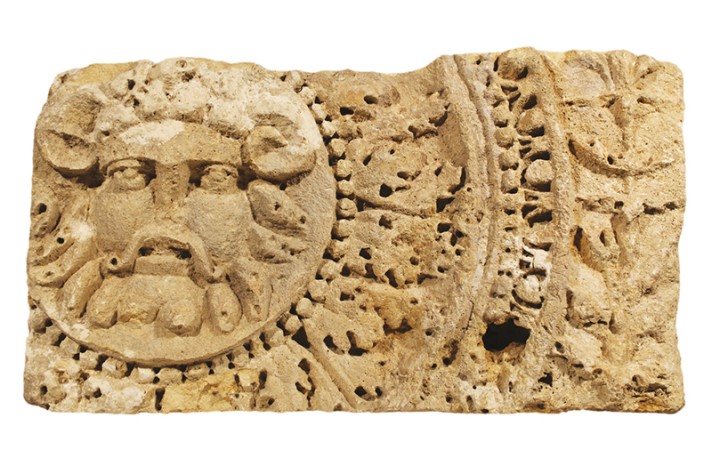Bloc de calcaire blanc orné d'un médaillon représentant Jupiter-Amon (hauteur 1,20 m)