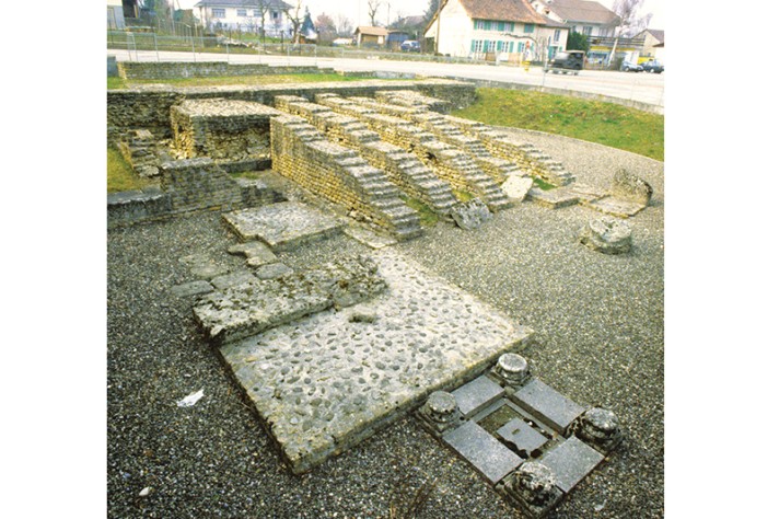 Au premier plan, les bases de colonnes du baldaquin. Au second plan, le soubassement des marches d'escaliers en pierre