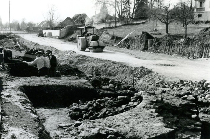 Fouille de la tour occidentale en 1963 pendant les travaux d'aménagement de la nouvelle route de contournement