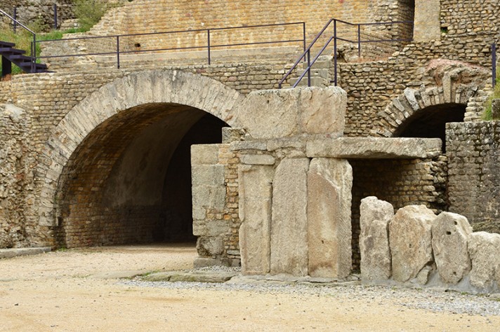 L'entrée principale voûtée vue depuis l'intérieur de l'arène et le couloir de service (à droite). Photo P. Lutz
