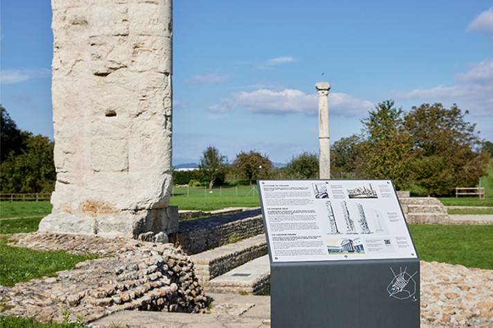 Vue du Cigognier, au premier plan panneau d'informations