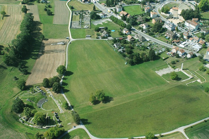 Vue aérienne du complexe cultuel formé par le théâtre (à gauche) et le temple du Cigognier (à droite). Photo P. Nagy
