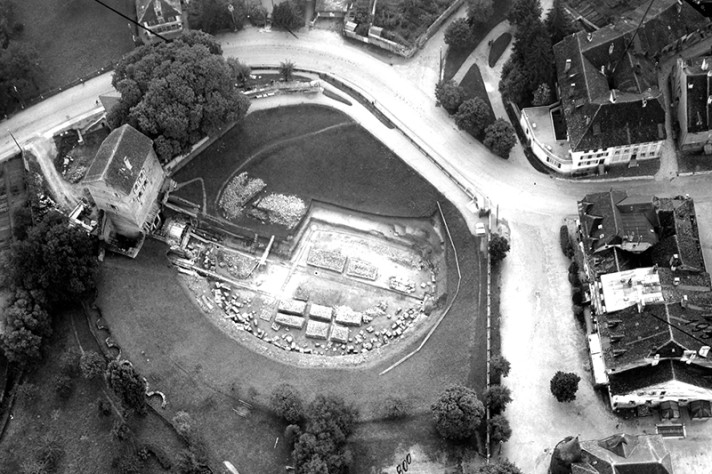 Vue aérienne de 1943 pendant les travaux de dégagement des arènes