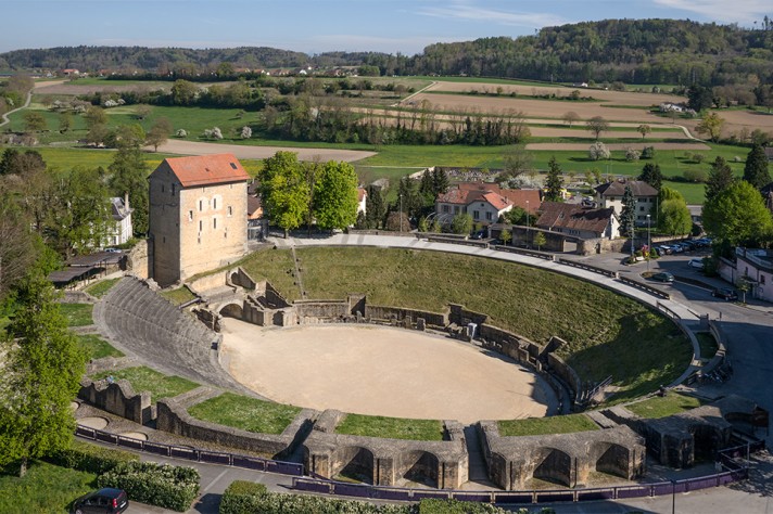 L'amphithéâtre avec, à gauche, la tour médiévale qui abrite le musée. Photo NVP3D