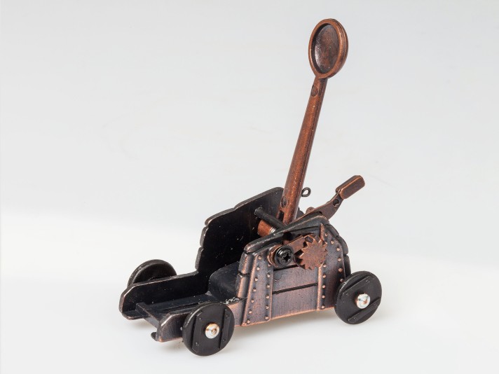 Taille-crayon: catapulte