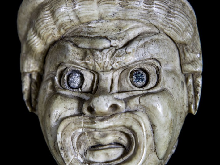 Boîte à bagues en ivoire représentant un acteur comique © Site et Musée romains d'Avenches, photo NVP3D