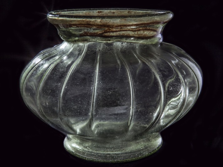 Pot globulaire en verre © Site et Musée romains d'Avenches, photo NVP3D
