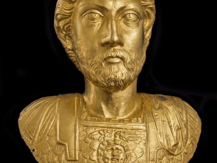 Buste en or de l’empereur Marc Aurèle (161-180 ap. J.-C.) © Site et Musée romains d'Avenches, photo NVP3D