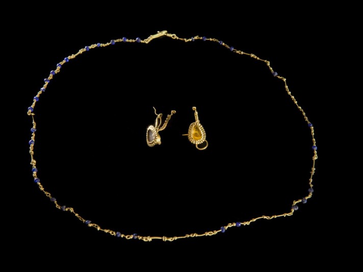 Collier en or à perles de verre bleu et boucles d’oreilles en or © Site et Musée romains d'Avenches, photo NVP3D